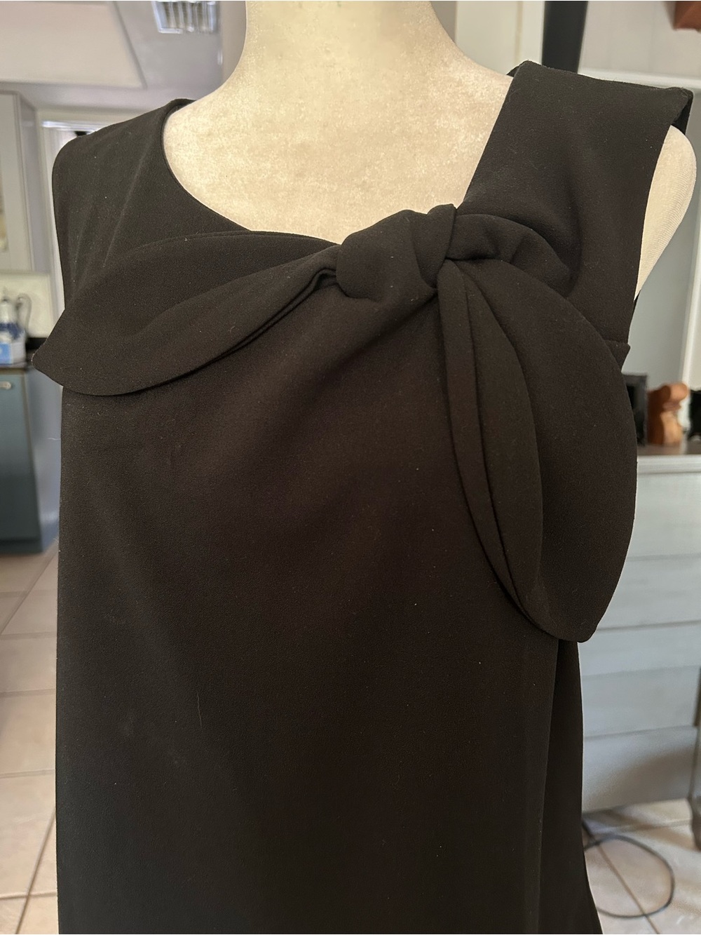 Banana Republic black sleeveless blouse featuring a bow shoulder detail Large